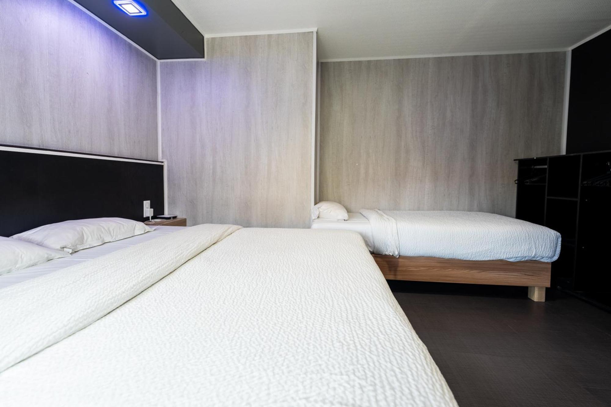 Hotel La Rocade Памие Екстериор снимка